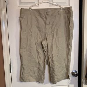 Columbia just below the knee pants/shorts